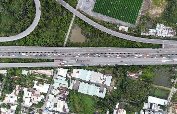 Trưa 6-10, cao tốc TP.HCM - Long Thành - Dầu Giây (hướng từ TP.HCM về cầu Long Thành) ùn ứ kéo dài do ảnh hưởng của vụ cháy xe container sáng cùng ngày - Ảnh: CHÂU TUẤN